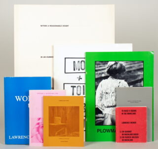 808   Lawrence Weiner. Acht Künstlerbücher, davon eines mit eigenhändiger Widmung.