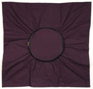 755   Reiner Ruthenbeck. Rotes Tuch mit Spannrahmen.