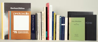 743   Gerhard Rühm. 32 Künstlerbücher, Kataloge und andere Publikationen, meist mit Widmung oder signiert.