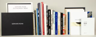 742   Gerhard Rühm. 40 Künstlerbücher, Kataloge und andere Publikationen, meist mit Widmung oder signiert.