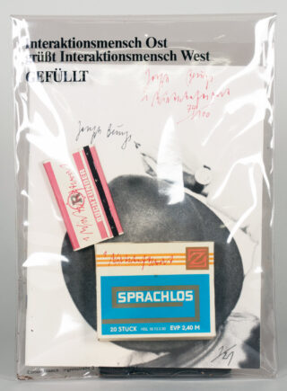 307&emsp;&emsp;Joseph Beuys. Interaktionsmensch Ost grüßt Interaktionsmensch West. Gefüllt. 1982
