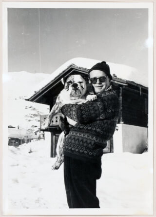 662&emsp;&emsp;Truman Capote. Porträtfoto, rückseitig eigenhändiges Schreiben mit Unterschrift. 1962