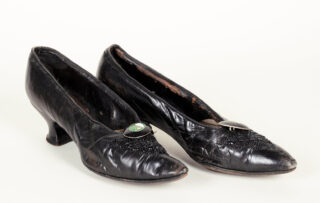 375&emsp;&emsp;Wiener Werkstätte – Damenschuhe mit Emaillebrosche. 1910