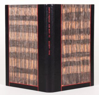 453&emsp;&emsp;Judith Weißig – Schwarzer Ecrasélederband mit roter Handprägung und roten Lederintarsien 2001