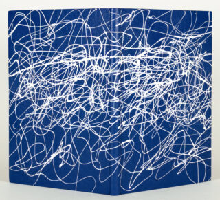 456&emsp;&emsp;Ulrich Widmann (MDE), Freiburg/Br. – Blauer Karawanenziegenlederband mit weißer »action painting«-Bemalung 2000