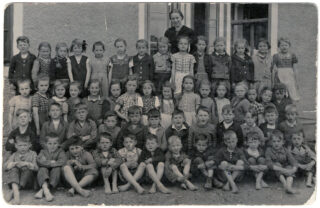 653&emsp;&emsp;Thomas Bernhard – Klassenfoto der 1. Volksschulklasse Seekirchen am Wallersee 1936. 1936