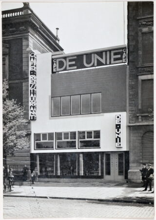 19&emsp;&emsp;Evert Marinus van Ojen. Cafe Unie in Rotterdam, Architekt J J. P. Oud. 1925